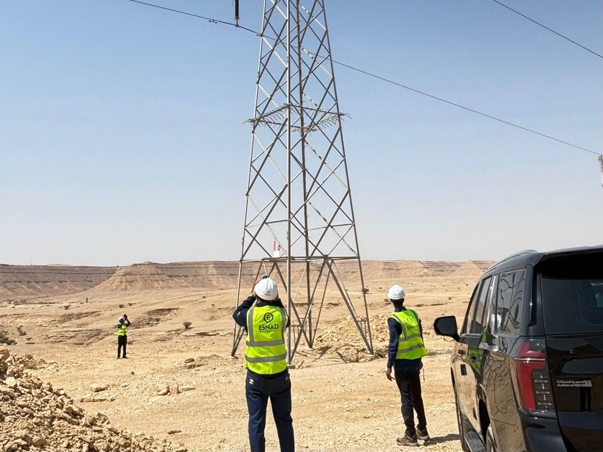 مهندس إسناد يفحص أساس برج نقل